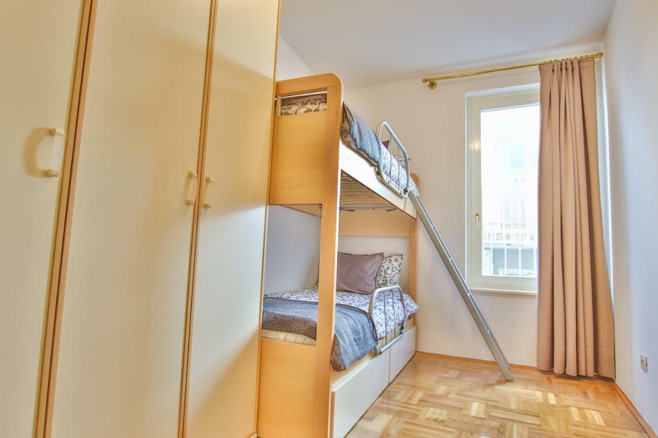 Apartment Gala With Balcony And Private Parking Poreč Exterior foto