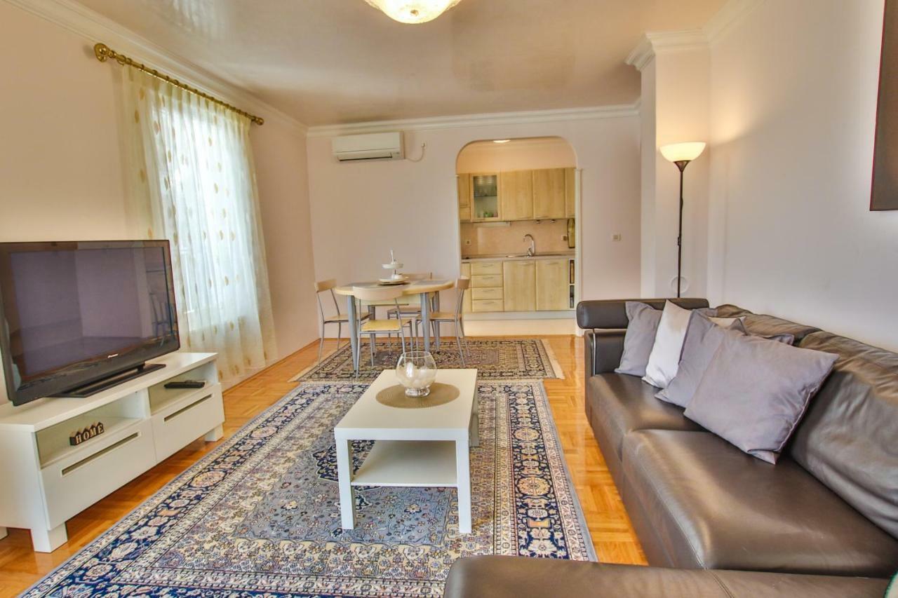 Apartment Gala With Balcony And Private Parking Poreč Exterior foto