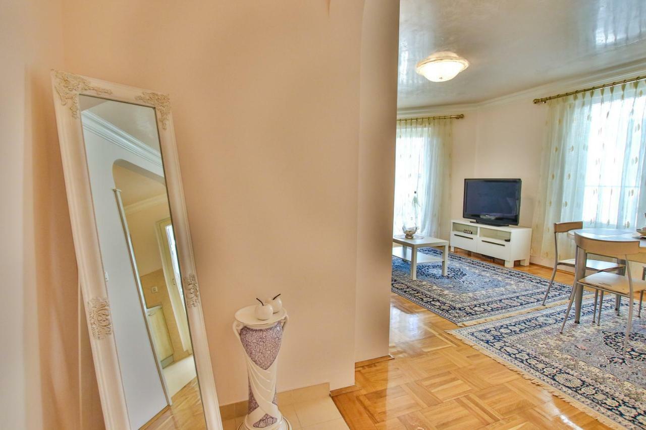 Apartment Gala With Balcony And Private Parking Poreč Exterior foto