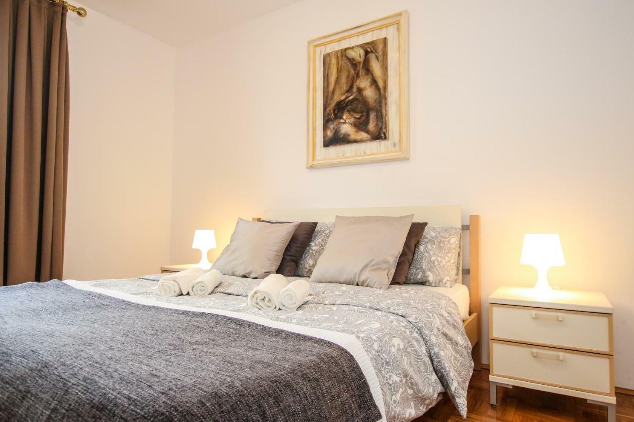 Apartment Gala With Balcony And Private Parking Poreč Exterior foto