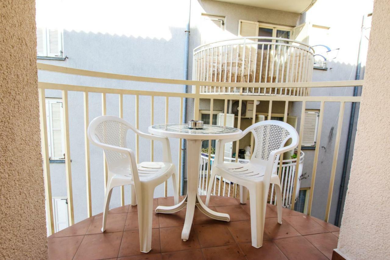 Apartment Gala With Balcony And Private Parking Poreč Exterior foto